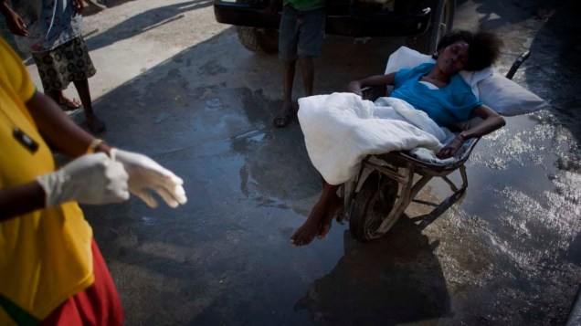 Mulher aguarda atendimento em hospital improvisado pelos Médicos Sem Fronteiras em Porto Príncipe, Haiti