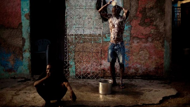 Haitianos tomam banho em Porto Príncipe, Haiti