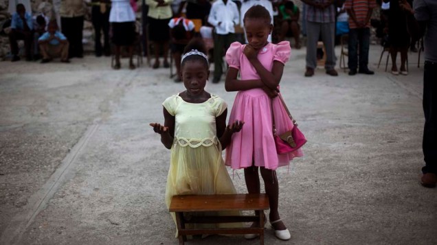 As irmãs Smeralda e Serena rezam nas ruínas da Catedral de Notre Dame, Porto Príncipe, Haiti