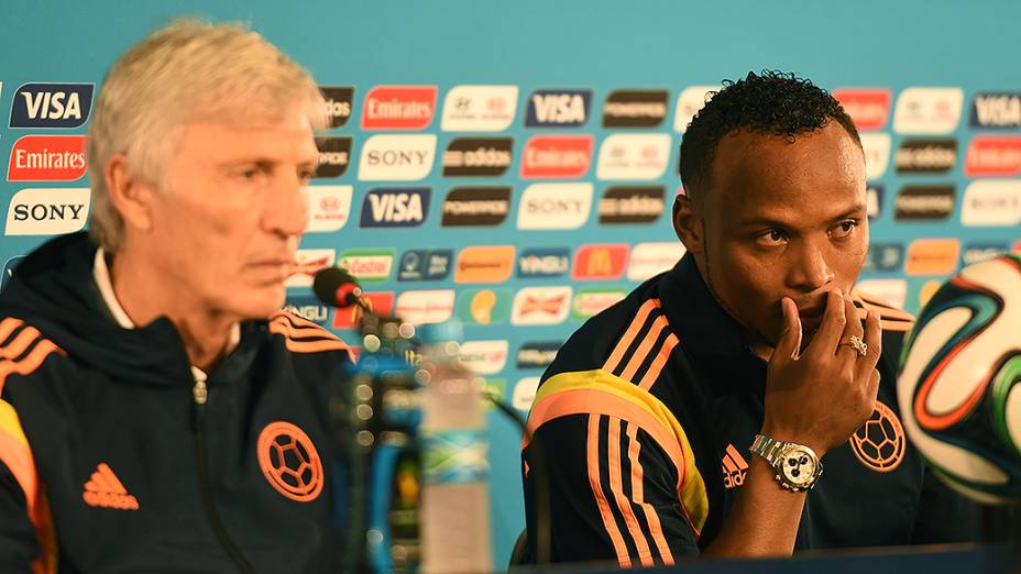 Jogador Juan Zuñiga e o técnico José Pekerman, da Coloômbia, durante coletiva de imprensa antes do jogo contra o Brasil