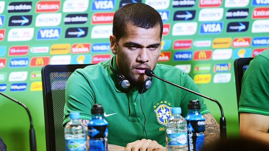 Daniel Alves durante coletiva na Arena Fonte Nova, nesta sexta-feira (21)