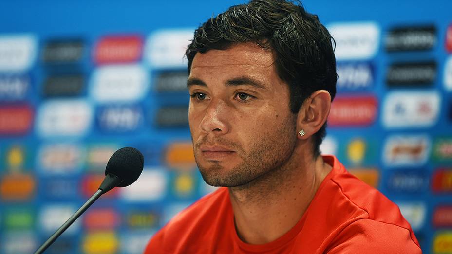 O jogador Eugênio Mena, do Chile, durante coletiva de imprensa no estádio Mineirão, em Belo Horizonte