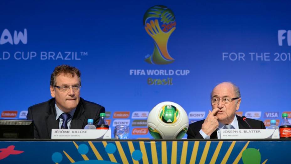 O secretário-geral Jérôme Valcke e o presidente da Fifa, Joseph Blatter, falam sobre o sorteio da Copa
