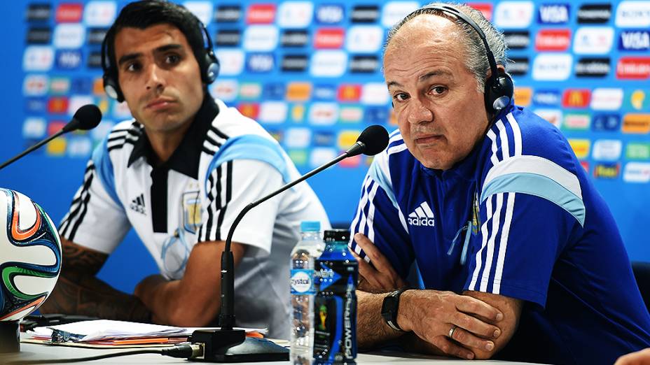 O meia Augusto Fernández e o técnico Alejandro Sabella, da Argentina, falam sobre o jogo contra o Irã, no Mineirão