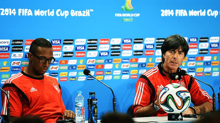 O técnico Joachim Löw e o jogador Boateng, da Alemanha, durante coletiva de imprensa, em Belo Horizonte