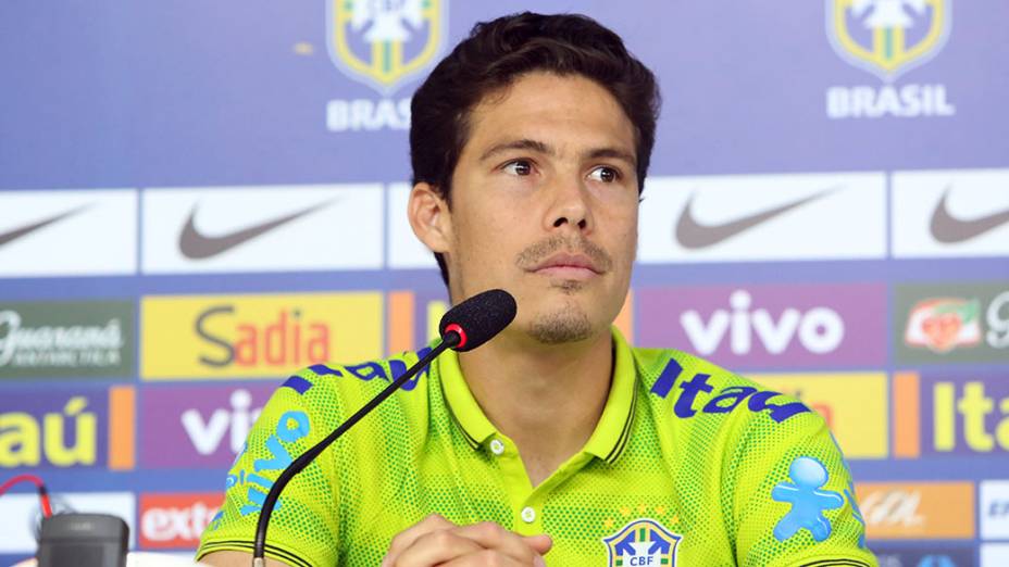 Hernanes durante coletiva de imprensa, em 29/05/2014