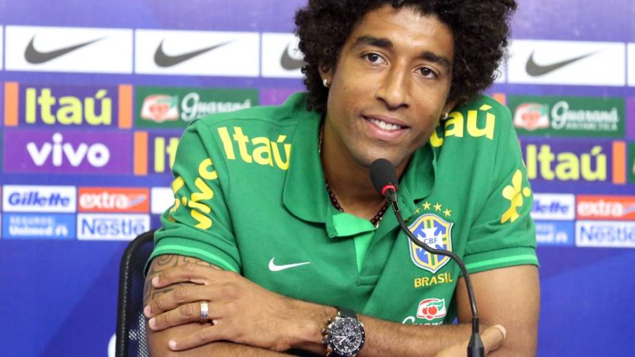 O zagueiro Dante em entrevista coletiva na concentração da seleção brasileira, em Goiânia