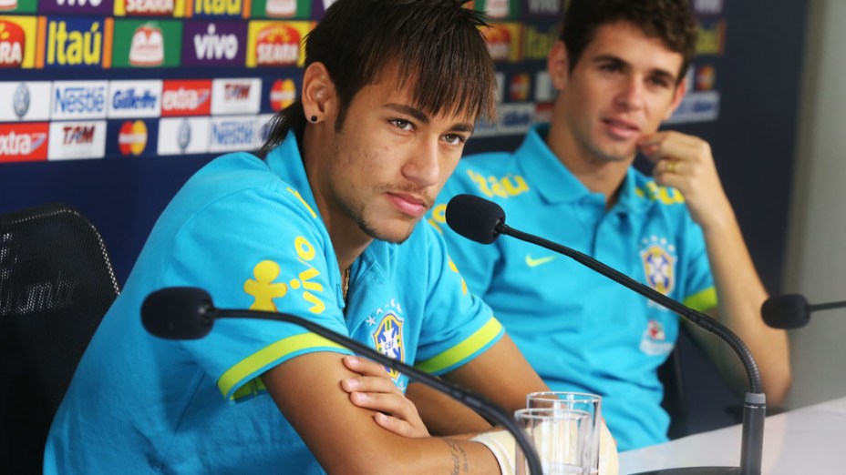  <br><br>  Neymar e Oscar durante a coletiva da seleção brasileira em São Paulo<br><br>