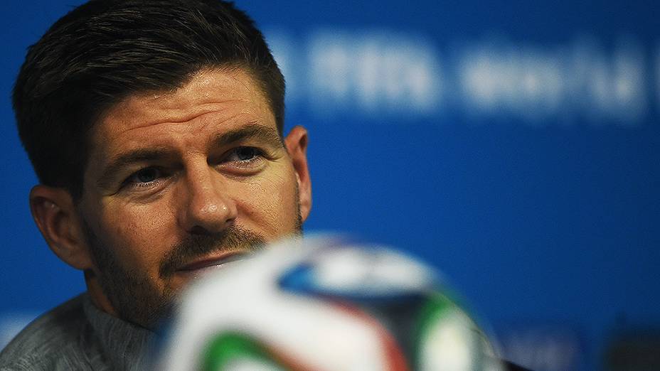 O capitão da seleção inglesa Steven Gerrard durante coletiva de imprensa na véspera da partida contra a Uruguai no Itaquerão, em São Paulo