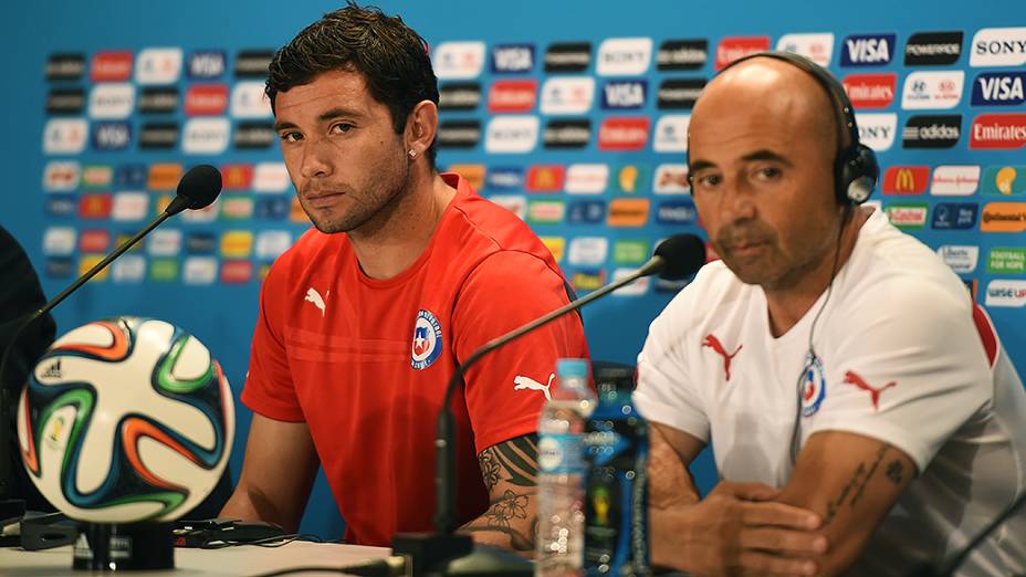 O jogador Eugênio Mena e o técnico da Seleção Chilena, Jorge Sampaoli, durante coletiva de imprensa, nesta sexta-feira (27), no estádio do Mineirão, em Belo Horizonte