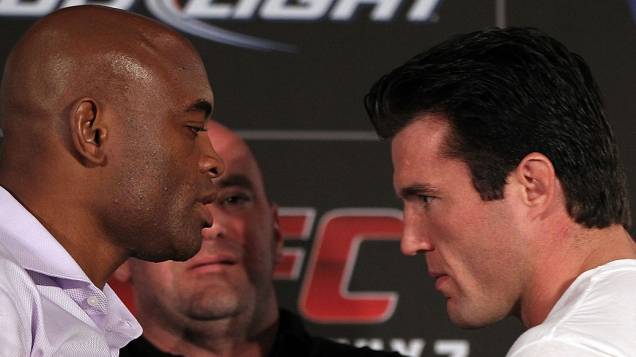 Anderson Silva e Chael Sonnen se encaram durante coletiva de imprensa do UFC 148 em Las Vegas