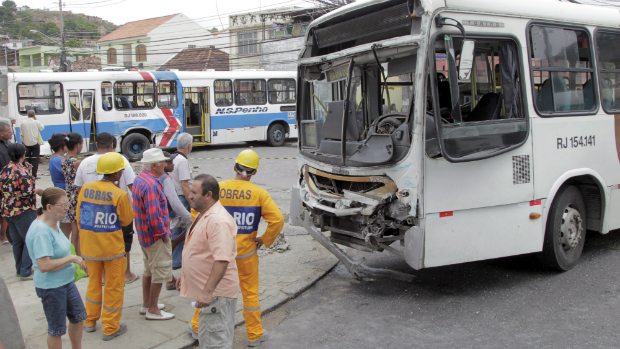 Um acidente entre dois ônibus deixou 26 feridos, na manhã desta quinta-feira, em Brás de Pina, na Zona Norte do Rio