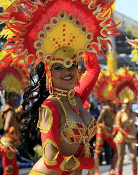 Mulher se diverte no Carnaval de Barranquilla, na Colômbia, durante a Batalha de Flores, o primeiro desfile dos festejos no país - 18/02/2012