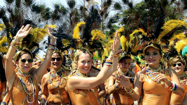 Mulheres se divertem no Carnaval de Barranquilla, na Colômbia, durante a Batalha de Flores, o primeiro desfile dos festejos no país - 18/02/2012