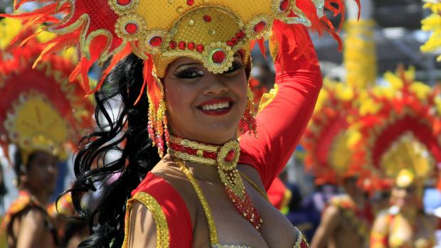 Mulher se diverte no Carnaval de Barranquilla, na Colômbia, durante a Batalha de Flores, o primeiro desfile dos festejos no país - 18/02/2012