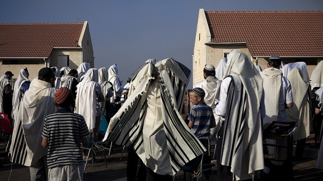 Colonos judeus de Ulpana fazem oração antes de desocupar o assentamento. O grupo começou a evacuar as casas de forma voluntária em cumprimento a um acordo com o governo de Benjamin Netanyahu
