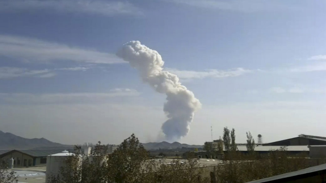 Coluna de fumaça é vista após explosão em base militar no Irã - 12/11/2011