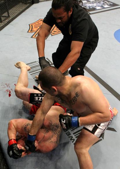 Com a vitória sobre Minotauro, Cain (à dir.) pôde disputar o cinturão contra Brock Lesnar no UFC 121, em 2010. Sagrou-se campeão ao nocautear o adversário no primeiro round