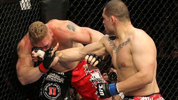 Com a vitória sobre Minotauro, Cain (à dir.) pôde disputar o cinturão contra Brock Lesnar no UFC 121, em 2010. Sagrou-se campeão ao nocautear o adversário no primeiro round