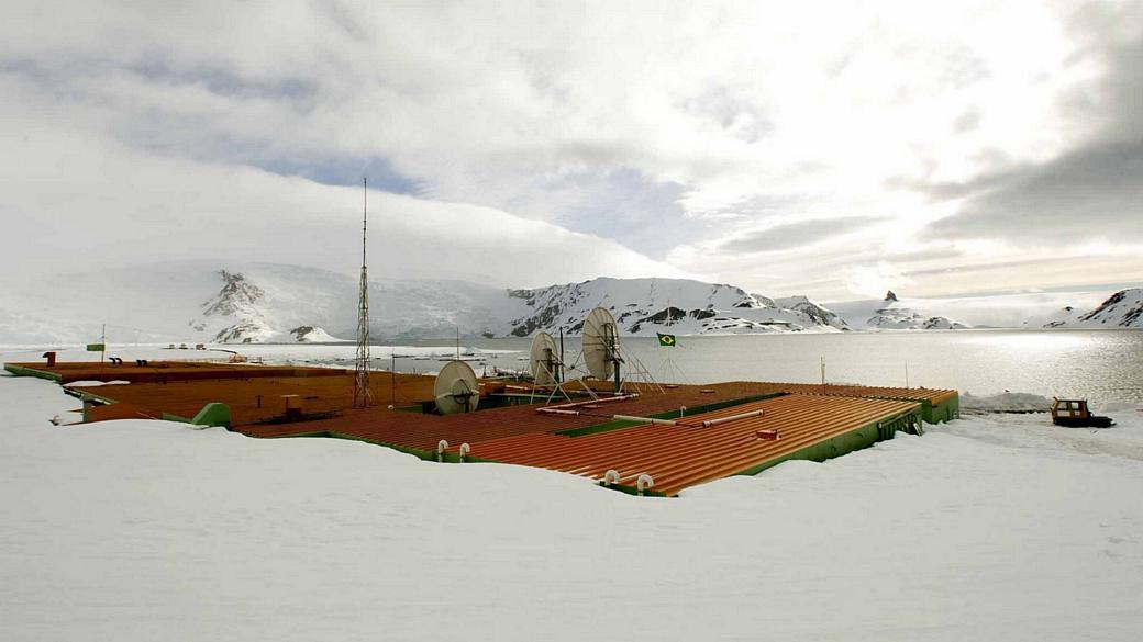 Estação Antártica Comandante Ferraz, base militar brasileira de pesquisas na Antártida