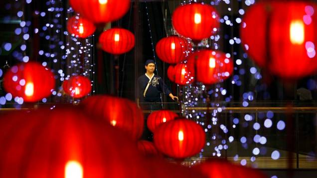 Homem participa das comemorações do Ano Novo Lunar Chinês em Singapura