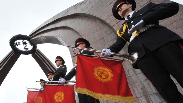 Militares durante celebração do Dia da Vitória na cidade de Bishkek, Quirguistão