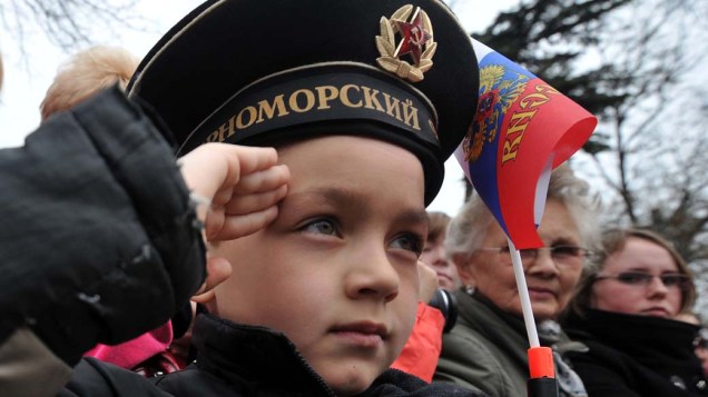 Garoto durante celebração do Dia da Vitória em Sebastopol, Ucrânia