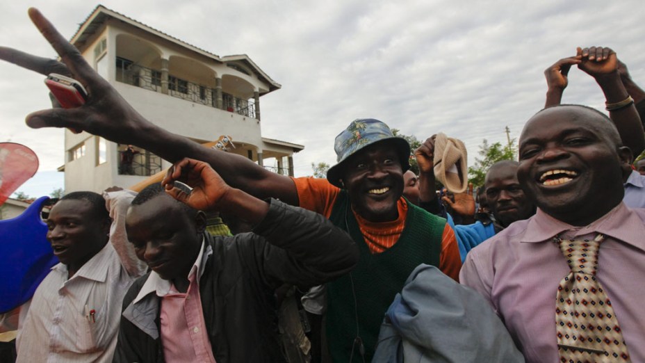 No Quênia, pessoas comemoram nas ruas a reeleição do presidente americano Barack Obama