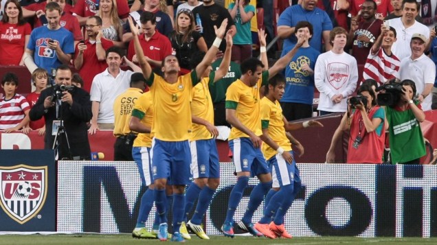 Neymar comemora seu gol de pênalti, o primeiro do Brasil no amistoso contra os EUA, em Washington, nesta quarta-feira