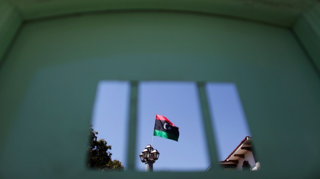 Em Brasília, bandeira é hasteada em frente à embaixada da Líbia em comemoração a entrada de rebeldes na cidade de Trípoli, Líbia