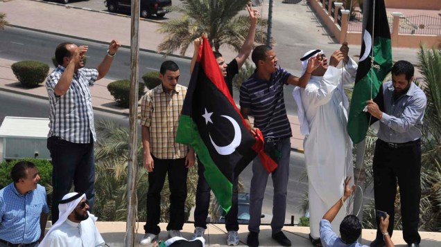 No Kuweit, manifestantes comemoram a entrada de rebeldes na cidade de Trípoli, Líbia