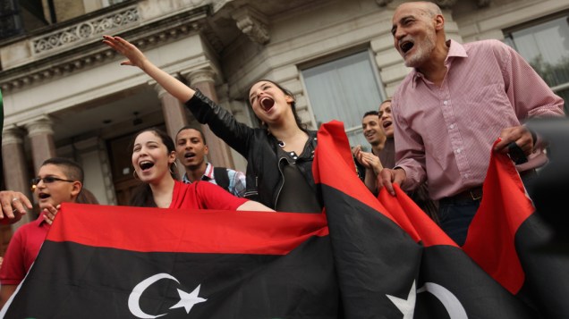 Em Londres, manifestantes comemoram a entrada de rebeldes na cidade de Trípoli, Líbia