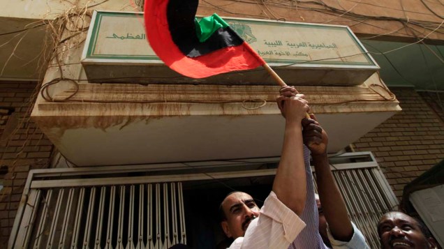 No Sudão, manifestantes comemoram a entrada de rebeldes na cidade de Trípoli, Líbia