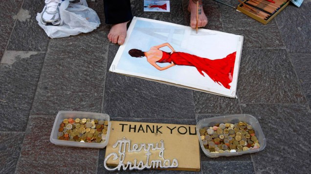 Artista pinta quadro com os pés e arrecada doações, na ilha de Malta - 24/12/2011
