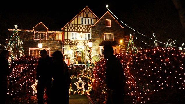 Pessoas visitam casa decorada em Washington, durante véspera do Natal - 24/12/2011