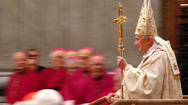 Papa Bento XVI chega a basílica de São Pedro, no Vaticano, para missa de Natal - 25/12/2011
