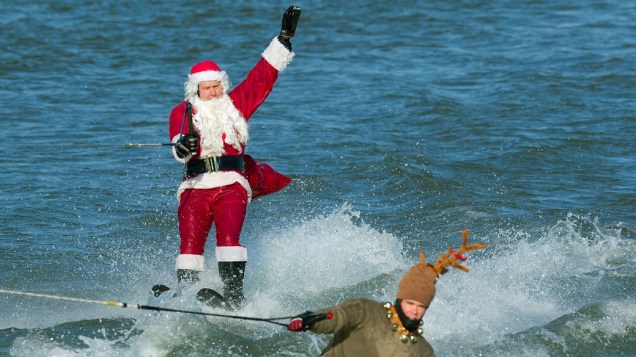 Homens fantasiados esquiam no rio Potomac, em Washington, durante as comemorações do Natal - 25/12/2011
