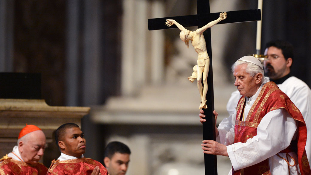 No Vaticano, Papa Bento XVI realiza missa da Sexta-Feira Santa, na Basílica de São Pedro