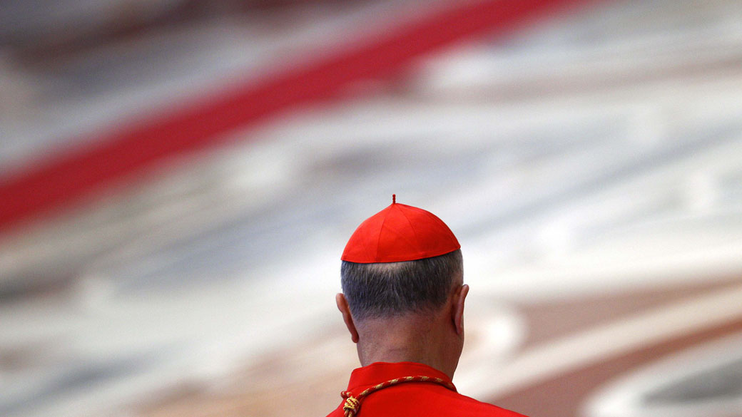 Secretário de Estado Vaticano o cardeal italiano Tarcisio Bertone olha como o Papa Bento XVI, durante a Sexta-feria Santa, no Vaticano