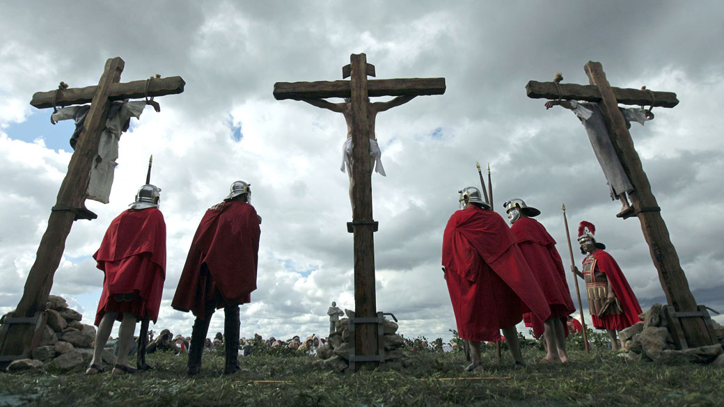 Em Portugal, atores interpretam a Paixão de Cristo em castelo de Ourém