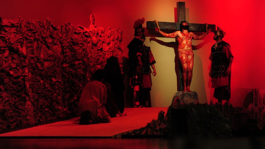 No Brasil, atores encenam a Paixão de jesus Cristo numa igreja de São José dos Campos, São Paulo