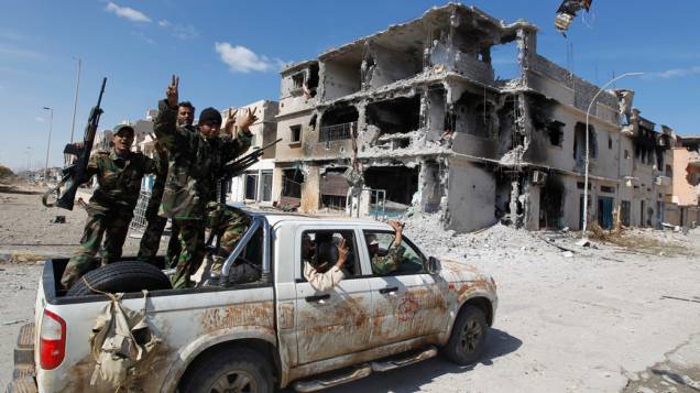 Forças do CNT (Coselho Nacional de Transição) comemoram vitória em Sirte, Líbia