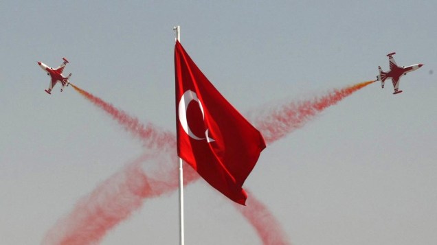 As Forças Aéreas da Turquia realizam acrobacias na cerimônia de comemoração dos 88 anos da vitória na Batalha de Dumlupinar, a batalha final da Guerra de Independência Turca