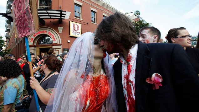 Casal vestido de zumbi participa de evento da série ‘The Walking Dead’, na Comic-Con 2012