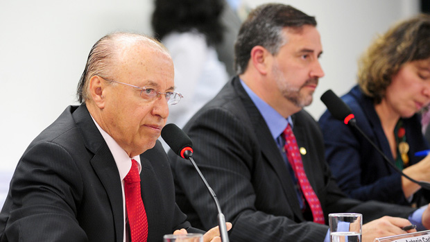 O senador Antonio Carlos Valadares, relator, e o deputado Paulo Pimenta, presidente da Comissão Mista do Orçamento, durante votação da Lei de Diretrizes Orçamentárias
