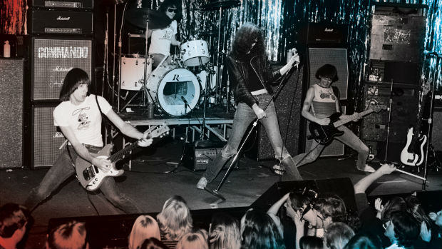 Os Ramones durante show na década de 1970