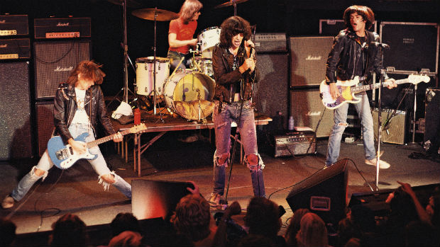 Os Ramones durante show na década de 1980
