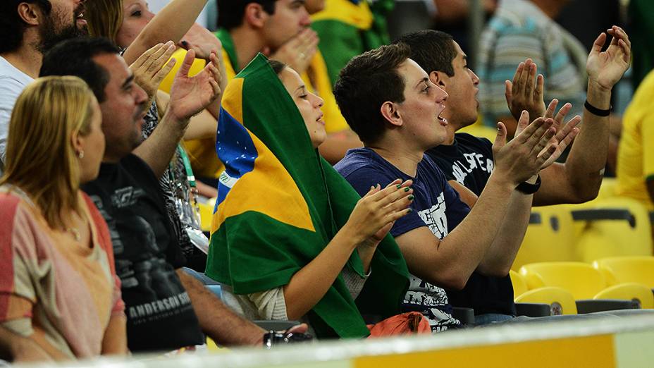 Manifestações da torcida brasileira no Estádio do Maracanã durante a partida entre Espanha e Taiti