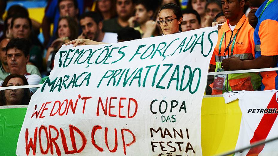 Manifestações da torcida brasileira no Estádio do Maracanã durante a partida entre Espanha e Taiti