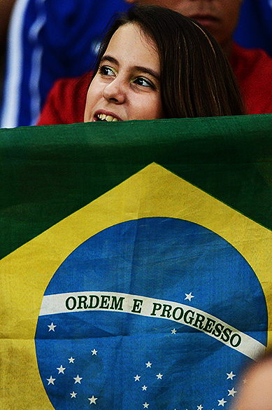 Manifestações da torcida brasileira no Estádio do Maracanã durante a partida entre Espanha e Taiti